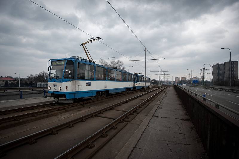 Bourání dvou padesát let starých mostů v Plzeňské ulici v roce 2017 odřízlo na pět a půl měsíce i tramvajovou dopravu. Ilustrační foto.