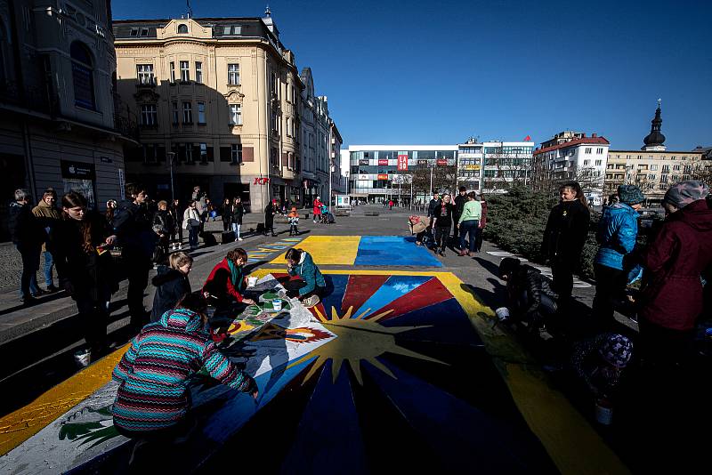 Ukrajinskou a tibetskou vlajku malovali lidé poblíž Masarykova náměstí, 10. března 2022 v Ostravě. Veřejnou akci, do které se mohl zapojit každý, uspořádala organizace MOST ProTibet.