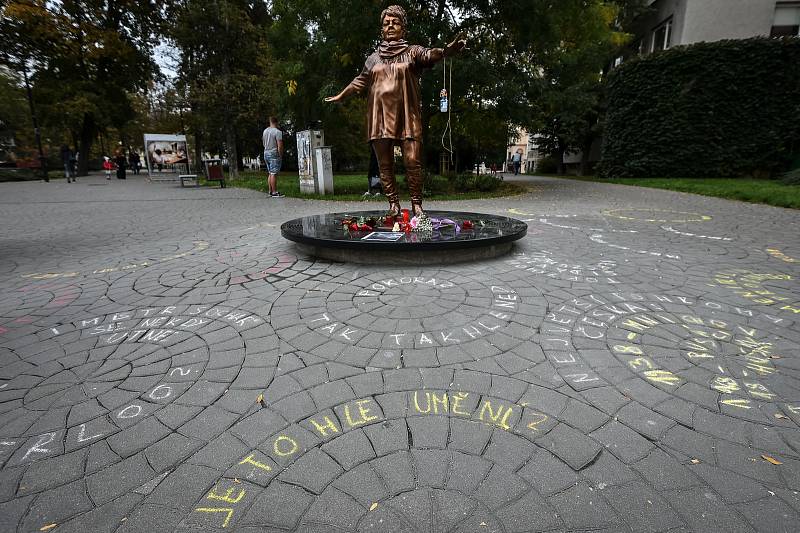 Sochař David Moješčík vytvořil sochu Věry Špinarové která stojí v Husově sadu.