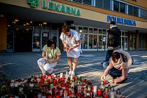 Pietní místo. Za oběti střelby ve fakultní nemocnici v Ostravě 10. prosince 2019 začali lidé před hlavním vchodem ještě ten den zapalovat svíčky.