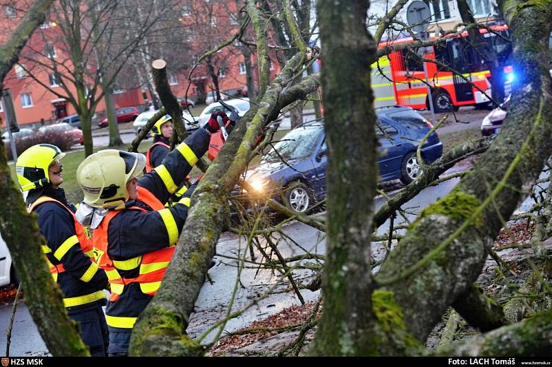 Zásah hasičů kvůli silnému větru v Ostravě