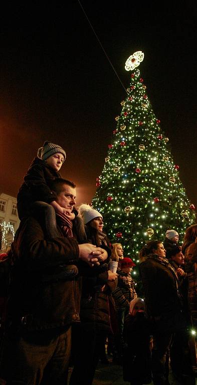 Rozsvícení vánočního stromu před ostravskou Novou radnicí.