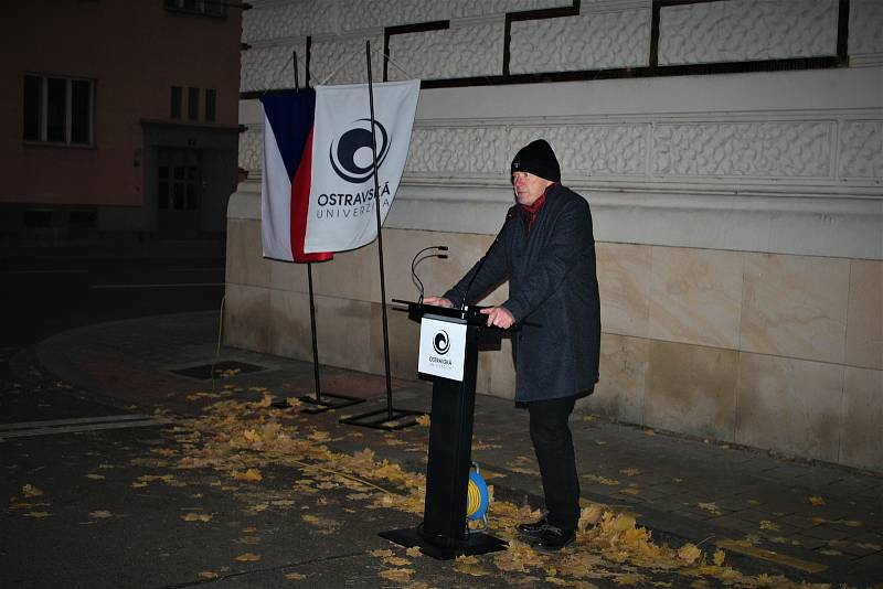 Připomínka Mezinárodního dne studentstva a Dne boje za svobodu a demokracii v podání studentů Ostravské univerzity, Ostrava, 17. 11. 2021.