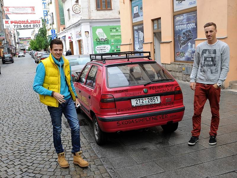 Stefan Stefanov a Richard Nemeth se svou Škodou Felicií.