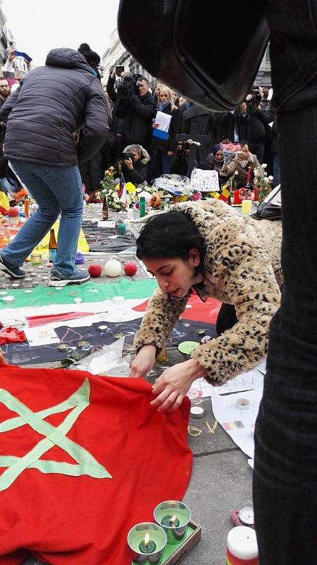 Den po tragické události lidé uctili minutou ticha památku obětí úterních událostí na náměstí Place de la Bourse. Mezi přítomnými byli i muslimové.