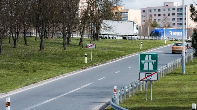 Za jízdu po dálnici bez dálniční známky hrozí na místě pokuta až pět tisíc korun.