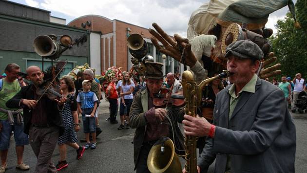 Dvoudenní Festival v ulicích dokázal po dva dny zaplnit centrum Ostravy, stejně tak okolní ulice, nábřeží u řeky Ostravice i areál výstaviště Černá louka.