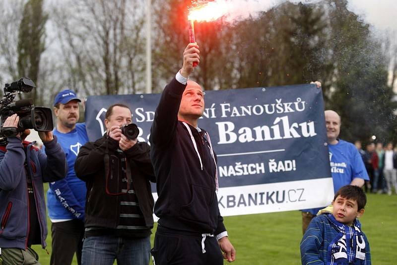 Fotbalista Martin Lukeš se v sobotu po čtvrtstoletí rozloučil s Baníkem Ostrava. Loučení však v pětatřicetiletém záložníkovi muselo zanechat pachuť hořkosti: za jeho čtyřiadvacetileté působení v Baníku mu vzdali dík pouze fanoušci.