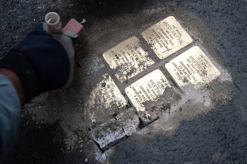 Před domem ve Velké ulici číslo 12 v centru Ostravy byly ve čtvrtek odpoledne položeny další Stolpersteine“, tedy kameny zmizelých.