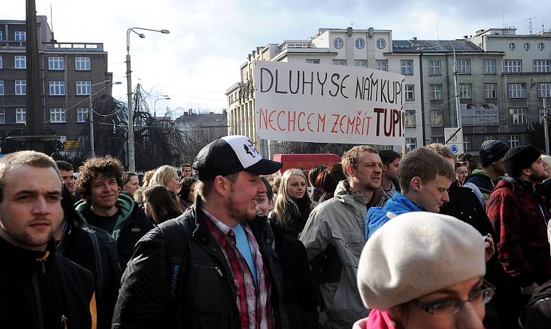 Ve středu se městem prošel protestní průvod, byl další z akcí pořádaných v rámci takzvaného Týdne neklidu. Studenti a někteří pedagogové projevují svůj nesouhlas s reformou.