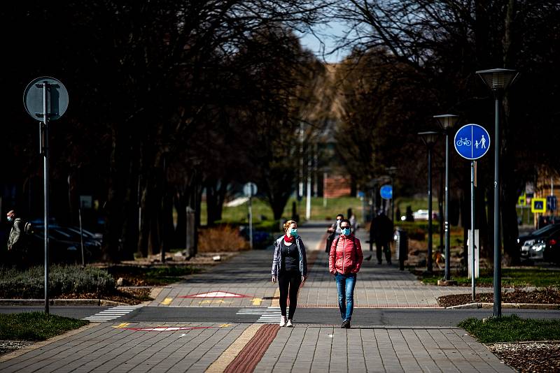 Ostrava v celostátní karanténě, 19. března 2020. Vláda ČR vyhlásila dne 15.3.2020 celostátní karanténu kvůli zamezení šíření novému koronavirové onemocnění (COVID-19). Od 19.3.2020 také povinné nošení roušek na veřejnosti.