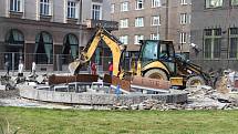 Na náměstí Dr. E. Beneše v centru Ostravy v úterý 4. dubna 2017. Rekonstrukce začala.