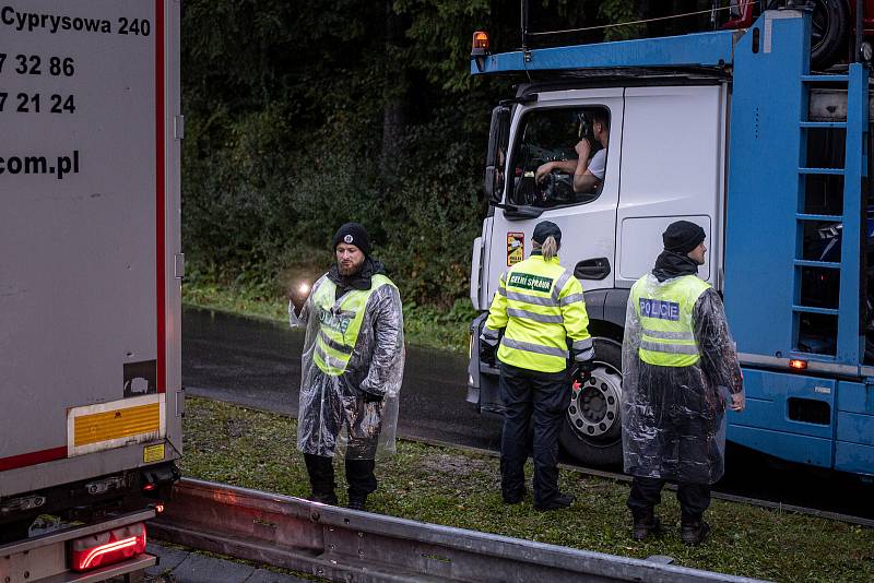 Česká policie zahájila kontroly na česko-slovenské hranici kvůli vysokému počtu uprchlíků, kteří přes ČR přecházejí do Německa a Rakouska, 29. září 2022, Mosty u Jablunkova.