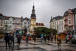 Centrální Masarykovo náměstí v Ostravě bude po pěti letech během Vánoc znovu zdobit živý vánoční strom. Přibližně desetimetrový smrk ztepilý z lokality Jestřábí v Beskydech byl 22. listopadu 2021 přivezen do krajské metropole.