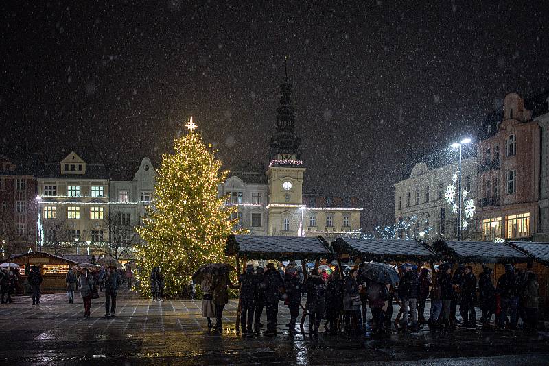 Rozsvícení vánočního stromu na Masarykově náměstí, 26. listopadu 2021 v Ostravě