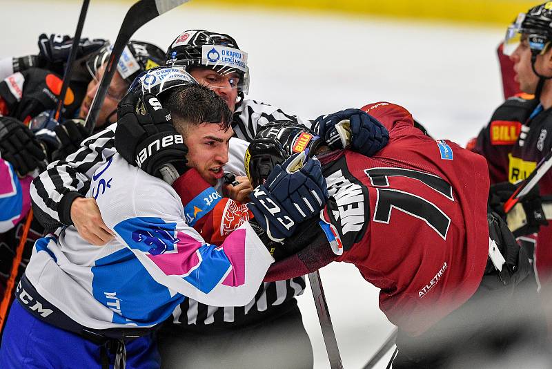 Utkání 44. kolo hokejové extraligy: HC Vítkovice Ridera - HC Sparta Praha, 3. února 2023, Ostrava. (zleva) Dominik Lakatoš z Vítkovic a David Němeček ze Sparty.