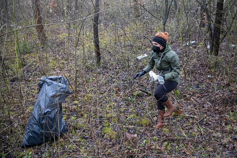 Pojďte s námi uklízet Ostravu. To byla dobrovolnická akce, jejíž cílem bylo uklidit okolí od odpadků a nepořádku kolem Slezskoostravského hradu, 17. dubna 2021 v Ostravě.