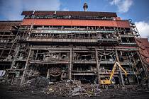 V areálu Vítkovice Steel probíhá demolice uzavřené ocelárny, 26. ledna 2021 v Ostravě.