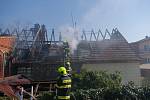 V neděli ráno a dopoledne sedm jednotek hasičů zasahovalo u požáru rodinného domu uprostřed Petřvaldu na Novojičínsku.