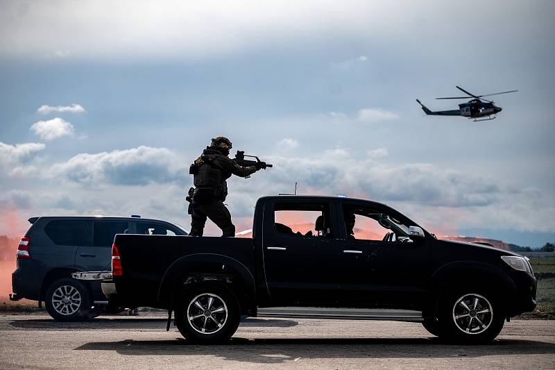 Osvobození rukojmích z rukou teroristů na Dnech NATO. Zásahová jednotka Policie ČR, protiteroristická jednotka SPKP, Quick Reaction Force Team z Jordánska. 17. září 2022 v Mošnově.