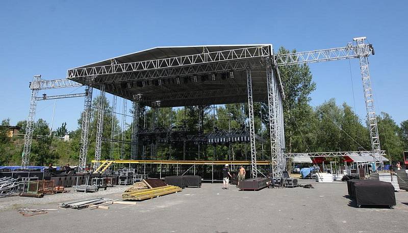 Stavba pódií a příprava všeho dalšího potřebného vybavení pro zdárný průběh devátého ročníku festivalu Colours of Ostrava ve středu v areálu Slezskoostravského hradu a Černé louky vrcholila. Ve čtvrtek odpoledne už je zaplaví tisíce hudebních příznivců.