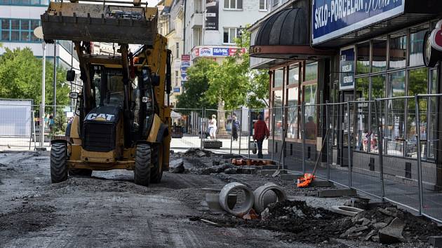 Rekonstrukce ulice 28. října mezi Masarykovým a Smetanovým náměstím má být hotova do poloviny října a vyžádá si 26 milionů korun. 