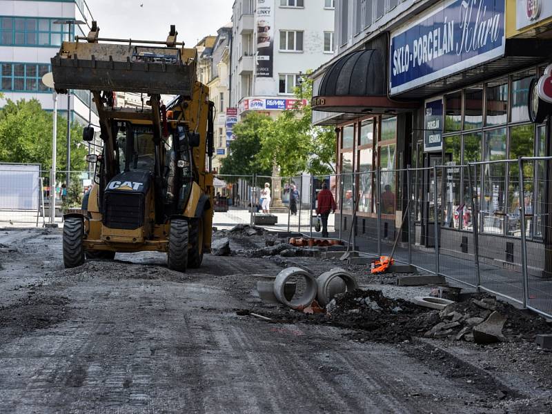 Rekonstrukce ulice 28. října mezi Masarykovým a Smetanovým náměstím má být hotova do poloviny října a vyžádá si 26 milionů korun. 