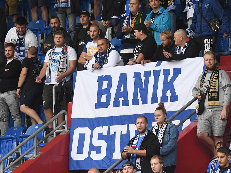 Fotbalisté Baníku Ostrava (v bílém) proti Sigmě Olomouc.