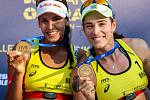 Slavnostní ceremoniál. FIVB Světové série v plážovém volejbalu J&T Banka Ostrava Beach Open, 2. června 2019 v Ostravě. Na snímku (zleva) Eduarda Santos Lisboa Duda (BRA), Agatha Bednarczuk (BRA).