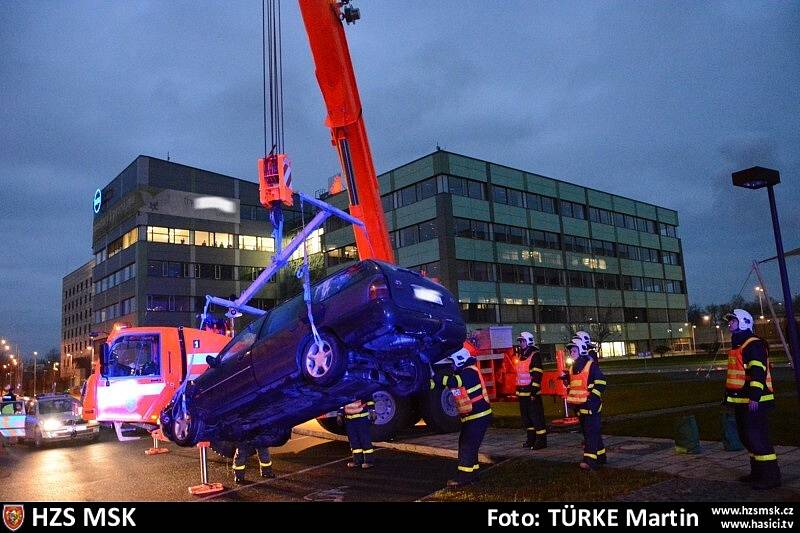 Dramatická honička v Ostravě skončila nehodou, při které třicetiletý řidič fordu vjel do fontány. Auto museli vyprostit hasiči.