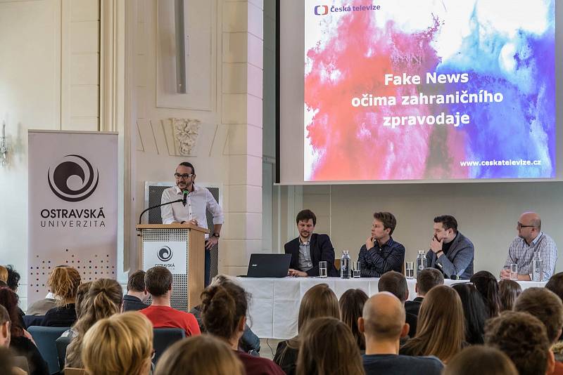 Debaty o fake news pořádá Česká televize po celé republice ve spolupráci s českými univerzitami. Jedna byla i v Ostravě, kde zaujali svými názory Petr Zavadil (vlevo) a Jakub Szántó.