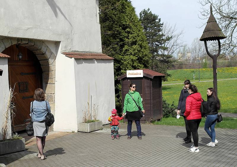 První den obnovené návštěvnické sezony na Slezskoostravském hradě po půlroční přestávce způsobené čínskou nákazou. Ostrava, 4. května 2021.