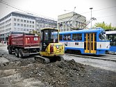 Rekonstrukce inženýrských sítí pod povrchem pravého jízdního pruhu ulice Nádražní v centru Ostravy. 