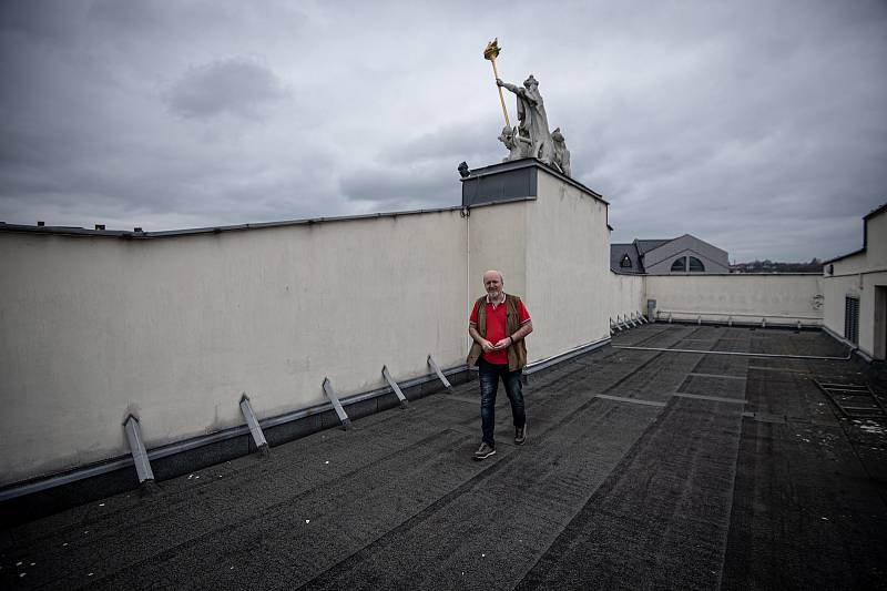 Přípravy na speciální prohlídku divadla Antonína Dvořáka která se bude streamovat 21.11.2020 (noc divadel). Mistr osvětlení Radko Orenič.