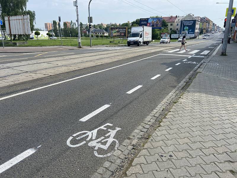 Realizace 1. etapy opatření pro cyklisti na ulici 28. října v Mariánských horách, 8. června 2021.