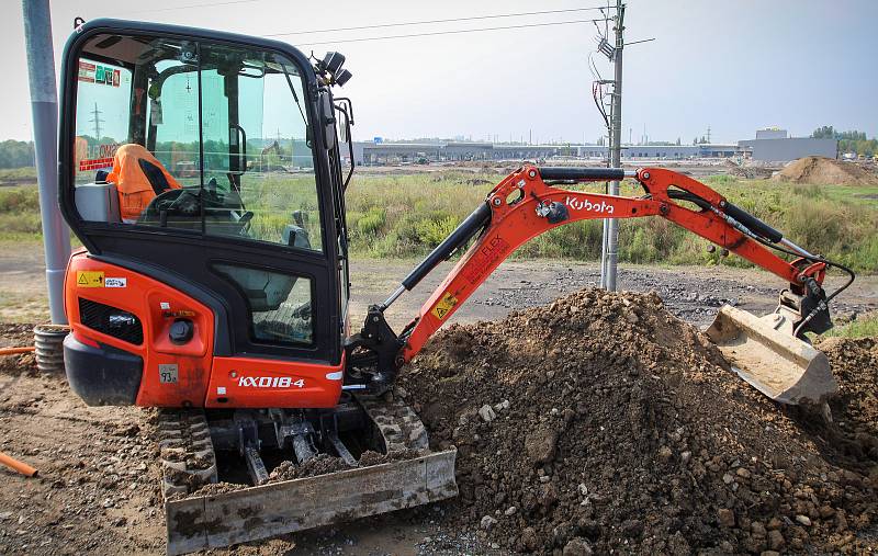 Stavba outletového centra v Ostravě-Přívoze je v plném proudu, snímek z 3. září 2018.