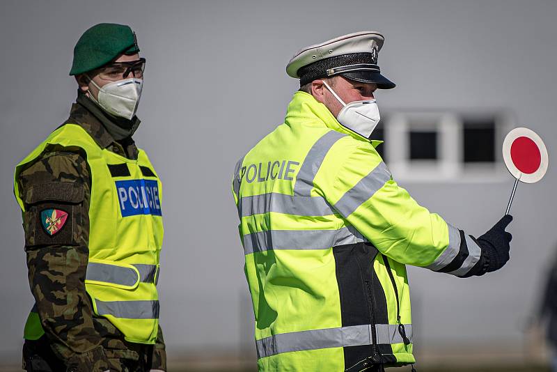 Policejní kontrola mezi okresy Ostrava a Frýdek-Místek na ulici Místecká, 2. března 2021 v Ostravě.