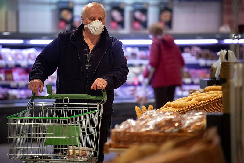 Senioři při nákupech v supermarketu Globus v Ostravě.