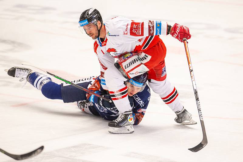 Utkání předkola play off hokejové extraligy - 2. zápas: HC Vítkovice Ridera - HC Olomouc. Zleva Samuel Bitten z Vítkovic a David Krejčí z Olomouce.