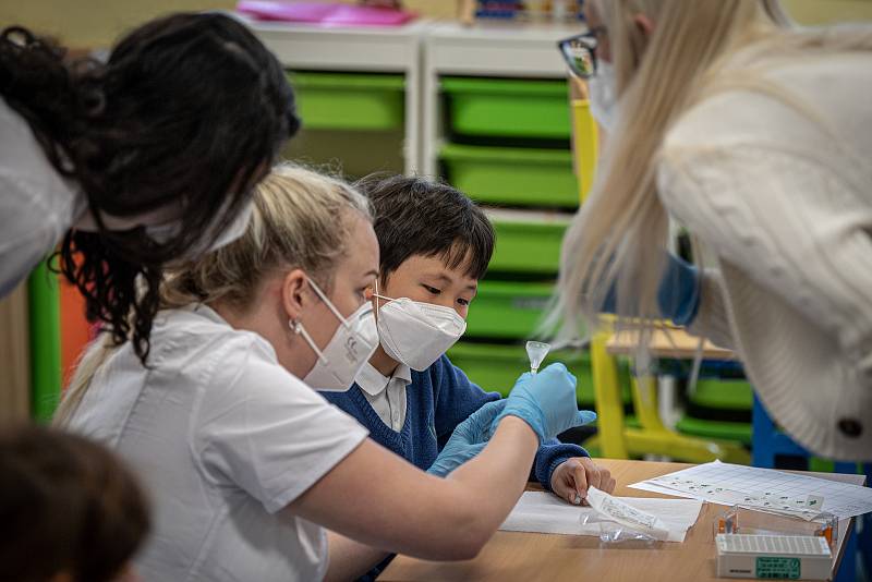 Testování žáku The Ostrava International School pomoci PCR testu ze slin, 23. května 2021 v Ostravě.