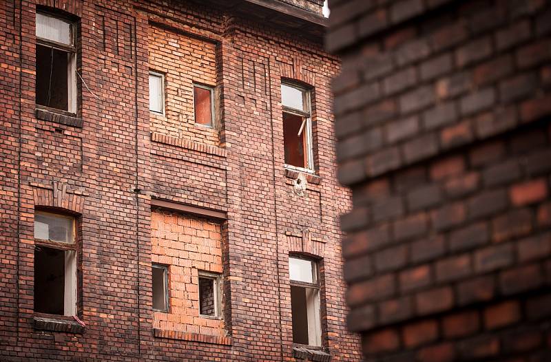 Ostravské ghetto Přednádraží. Snímek ze začátku roku 2014. Opuštěné domy v lukrativní ostravské čtvrti i nadále chátrají. 