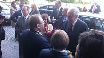 Miloš Zeman s první dámou po příjezdu ke krajskému úřadu. Před vchodem ho přivítá hejtman Miroslav Novák s manželkou.