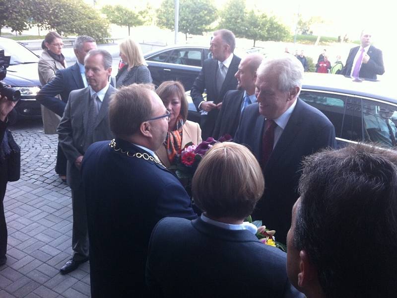 Miloš Zeman s první dámou po příjezdu ke krajskému úřadu. Před vchodem ho přivítá hejtman Miroslav Novák s manželkou.