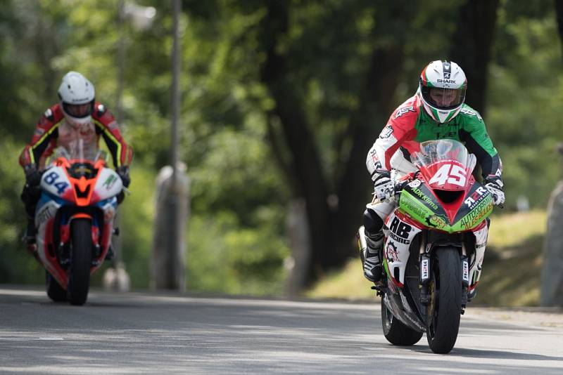 Motocyklové závody na ostravském přírodním okruhu Františka Bartoše. 