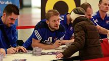 Autogramiáda fotbalistů Baníku Ostrava v OC Forum Nová Karolina.