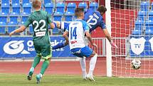 Fotbalisté Baníku Ostrava (v bílém) v generálce proti Karviné.