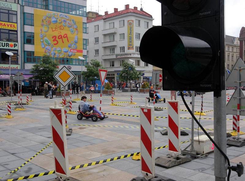 Různé atrakce spojené s dopravní bezpečností byly při Dni bezpečnosti k vidění na Masarykově náměstí v Ostravě