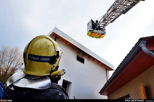 Hned ke dvěma požárům novostaveb rodinných domků vyjížděli ve čtvrtek moravskoslezští hasiči. Topení zřejmě sehrálo roli v případě, který se stal v Ostravě-Svinově.