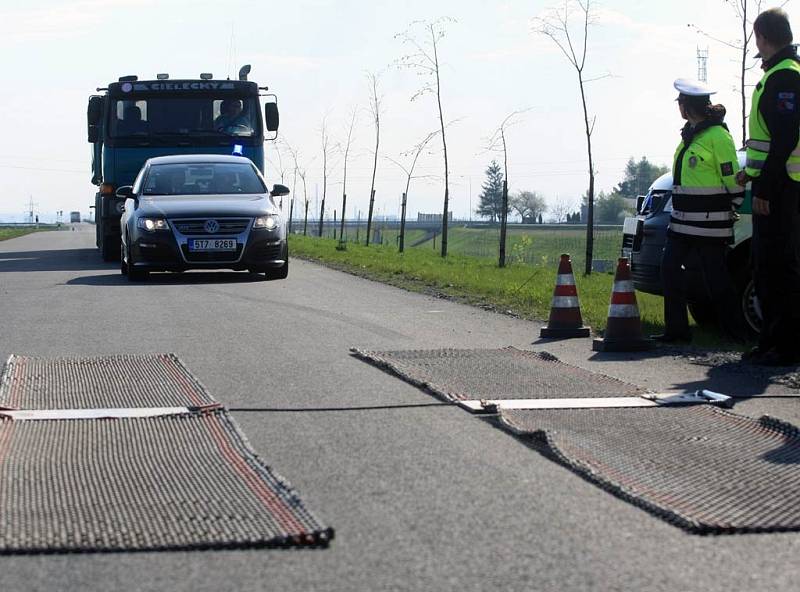 Severomoravští policisté z dálničního oddělení v okolí Klimkovic na Novojičínsku společně s pracovníky z Centra služeb pro silniční dopravu vážili nákladních auta