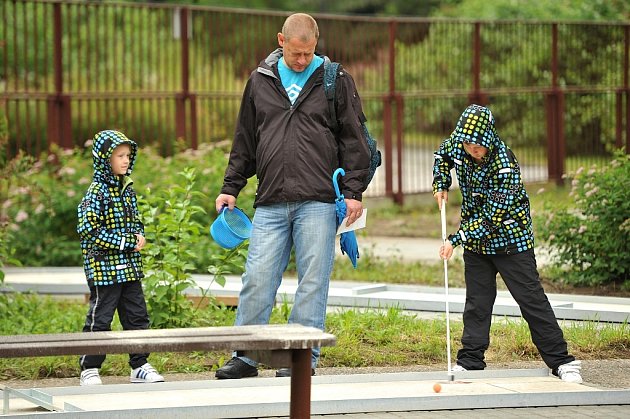 NOVĚ OBNOVENÝ MINIGOLF i přes nepřízeň počasí své první hráče našel.